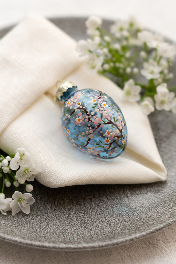 Расписное яйцо Сакура, нежно голубой, пасхальный декор, пасха, декор стола, подарок на пасху, XMAS TOYS