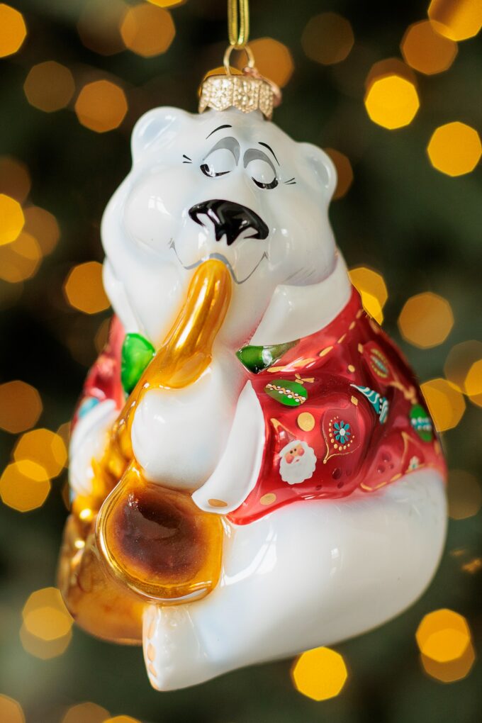 Елочные игрушки XMAS TOYS Лесные музыканты Белый медведь Концертный пиджак Саксофон музыкант Подарок Саксофонисту Красный пиджак с елочными игрушками Новогодний костюм